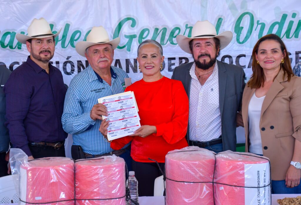 Guadalupe López González en entrega de apoyos a ganaderos