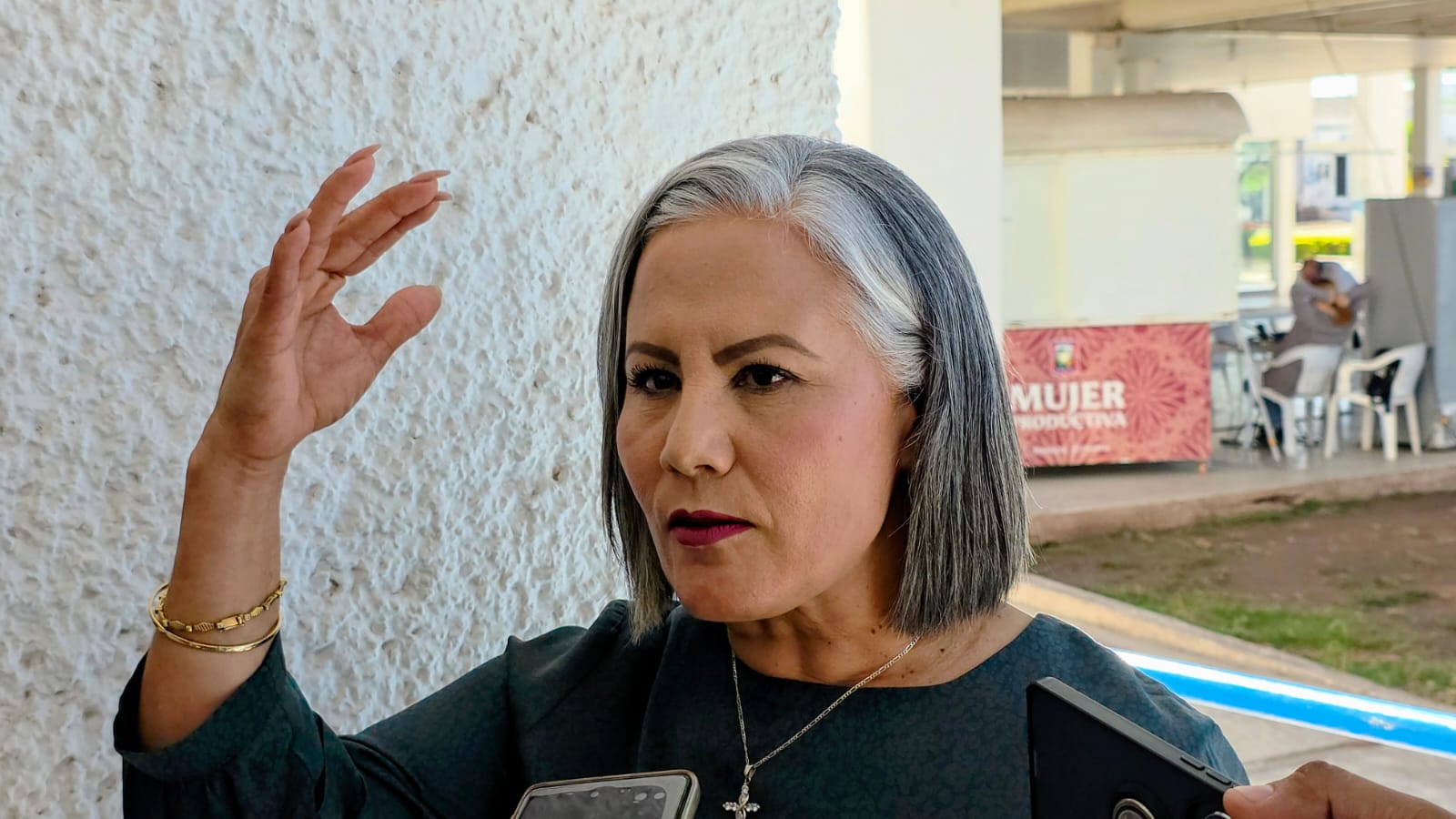 Guadalupe López González hablando a un micrófono