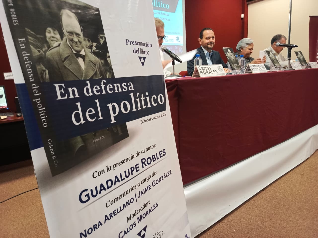 Guadalupe Robles presenta En Defensa del Político, en Los Mochis