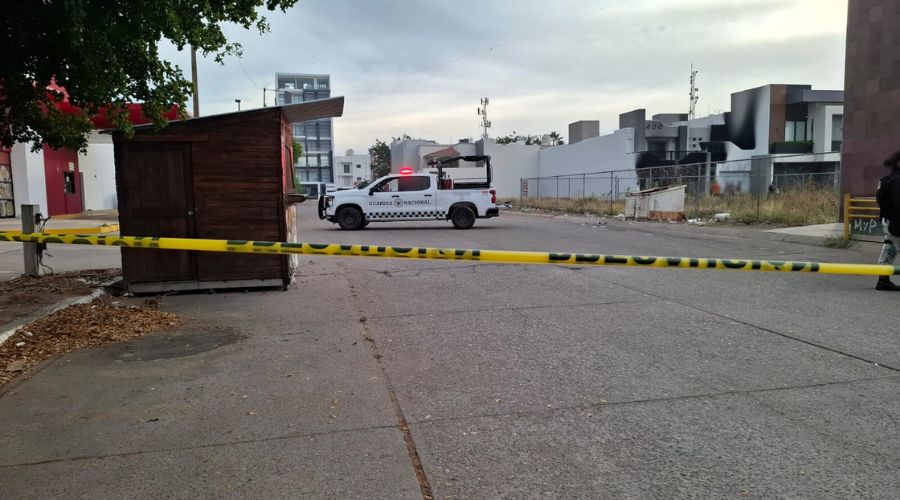 Unidad de la Guardia Nacional en una calle y una cinta amarilla de precaución