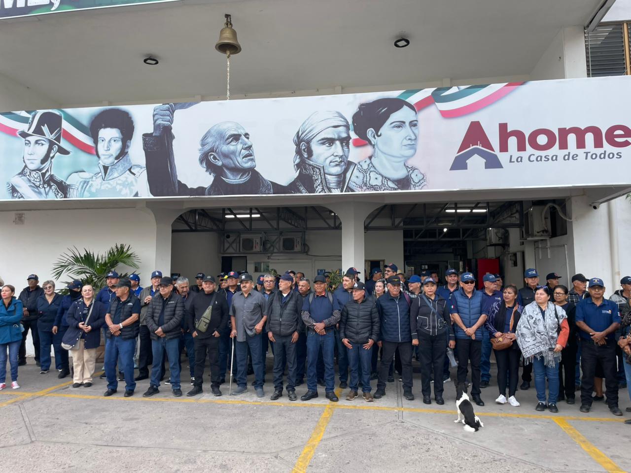 Grupo de personas bloqueando el paso en el ayuntamiento de Ahome