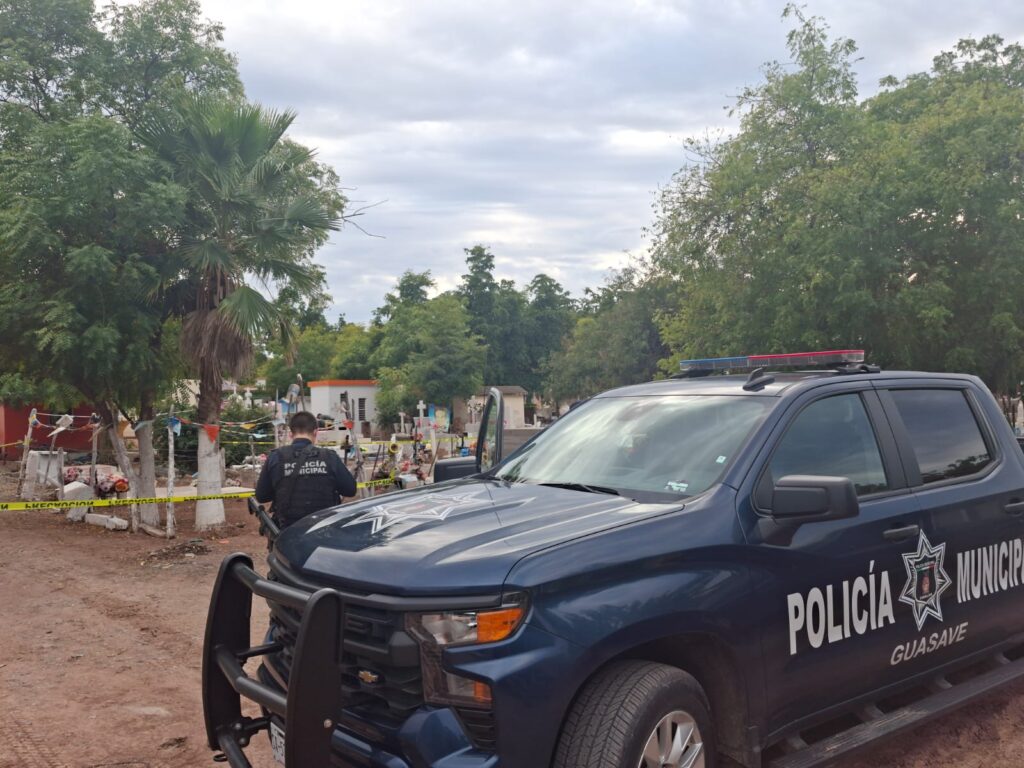 Localizan a un hombre sin vida dentro del panteón