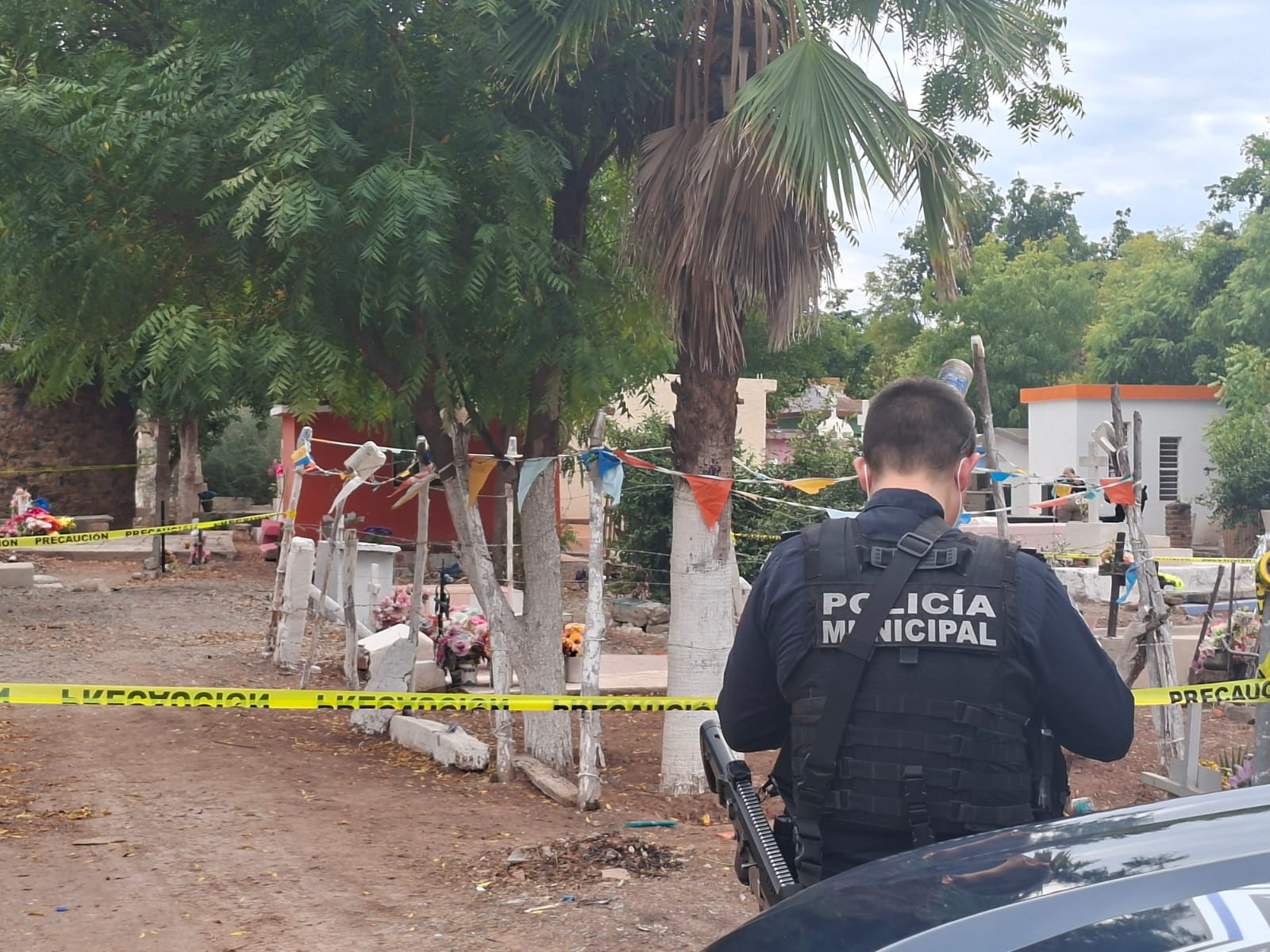 Localizan a un hombre sin vida dentro del panteón