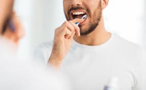 Hombre cepillando su dientes