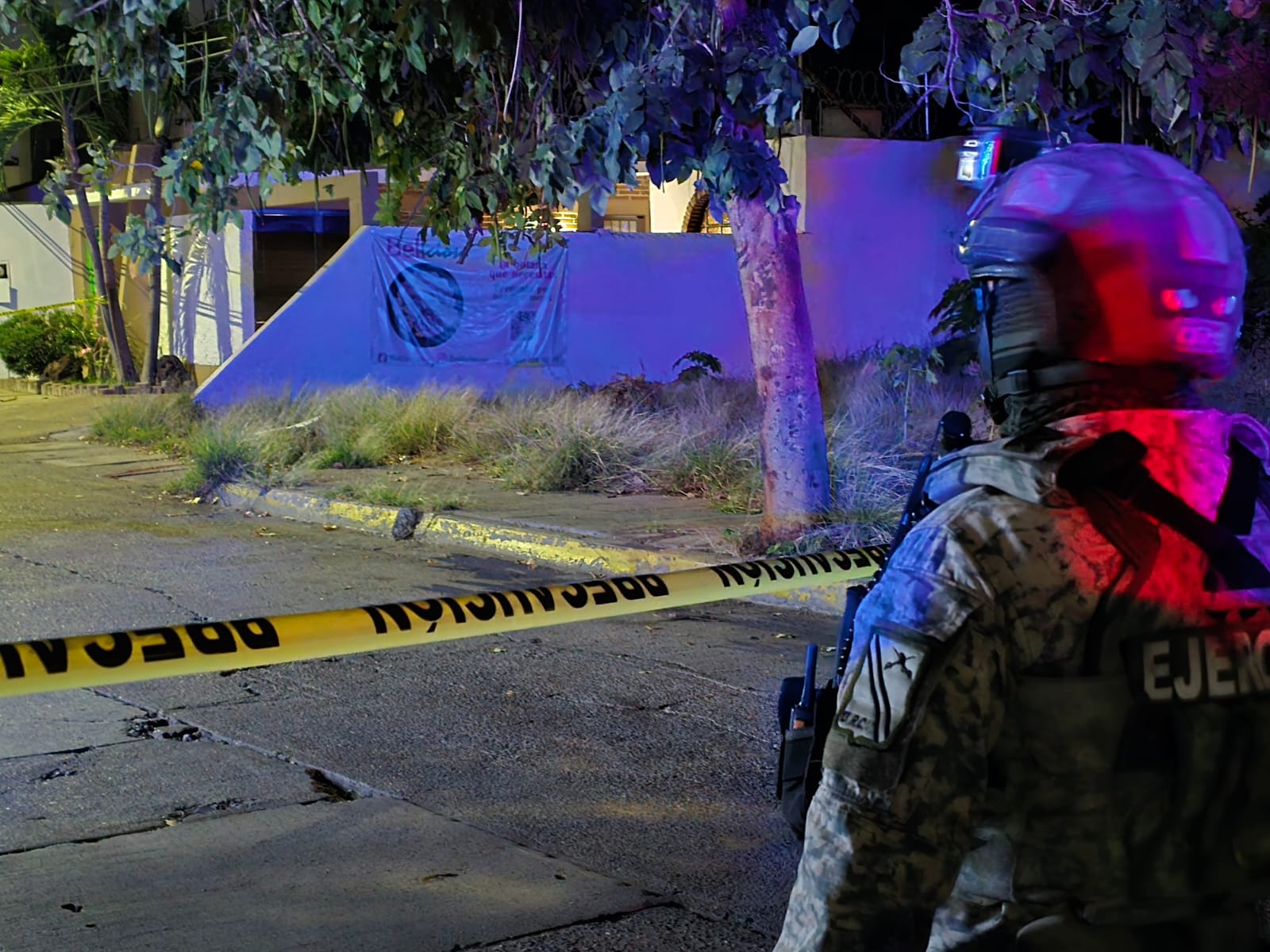 Cinta amarilla de precaución junto a un elemento del ejército mexicano