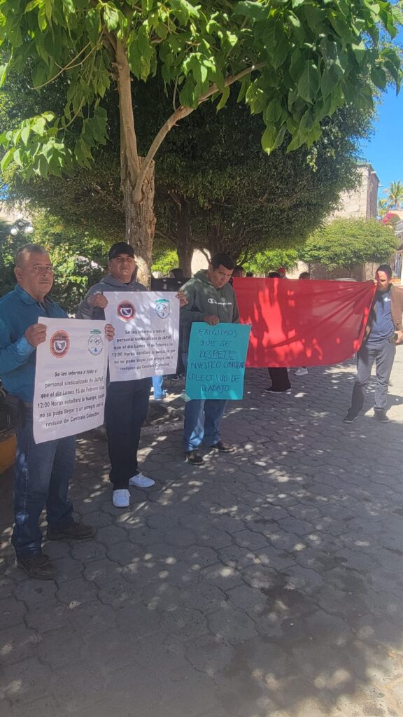 Empleados de Japaf en huelga a las afueras del Palacio Municipal.