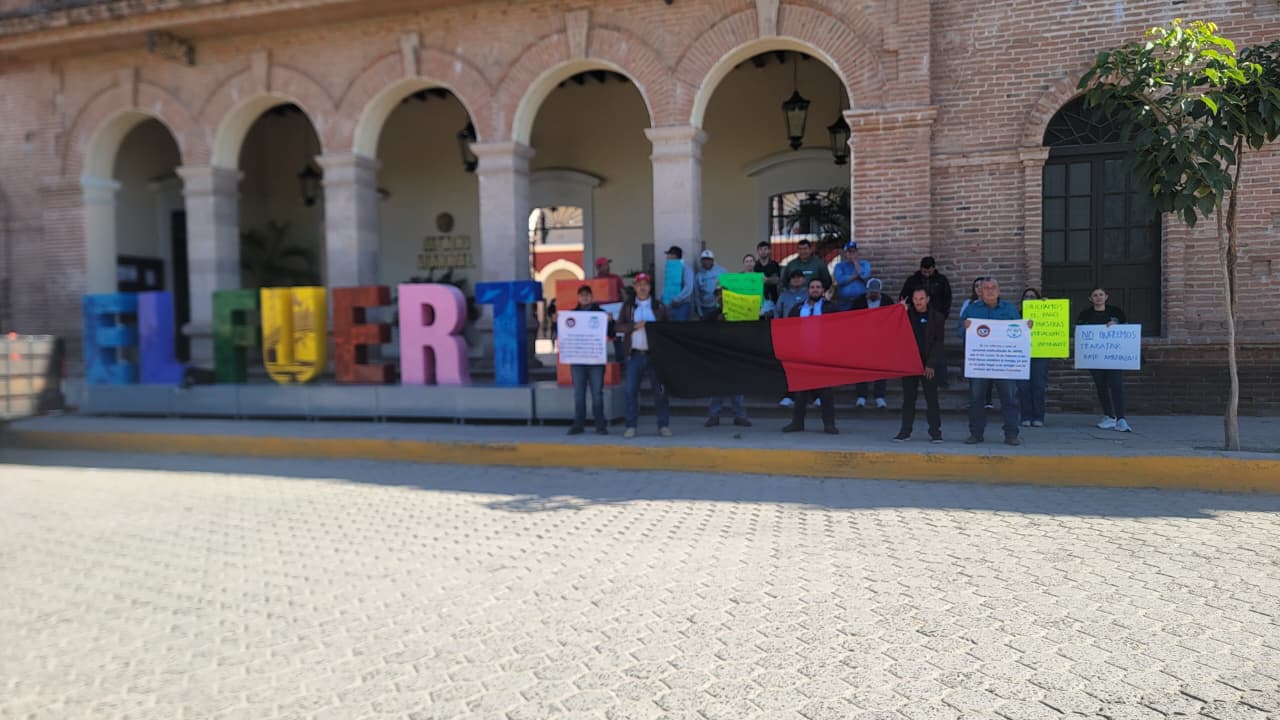 Empleados de Japaf en huelga a las afueras del Palacio Municipal.