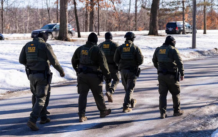 Redadas migratorias en EU continuarán pese a cierre del DHS; agentes del ICE 