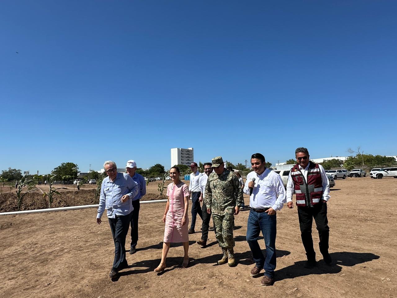 Claudia Sheinbaum supervisando las obras de modernización del distrito 010 en Culiacán
