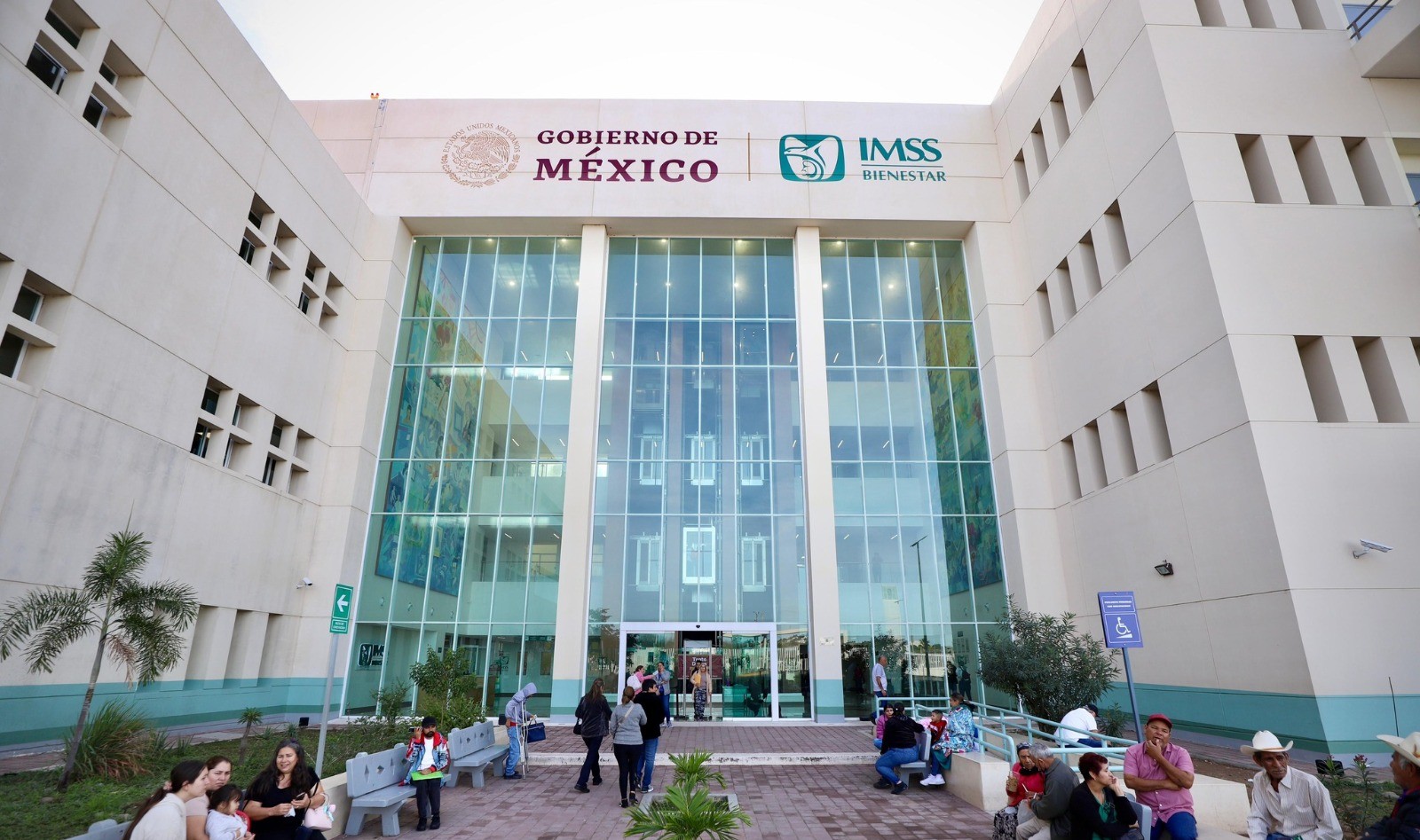 fachada del IMSS BIENESTAR con personas afuera