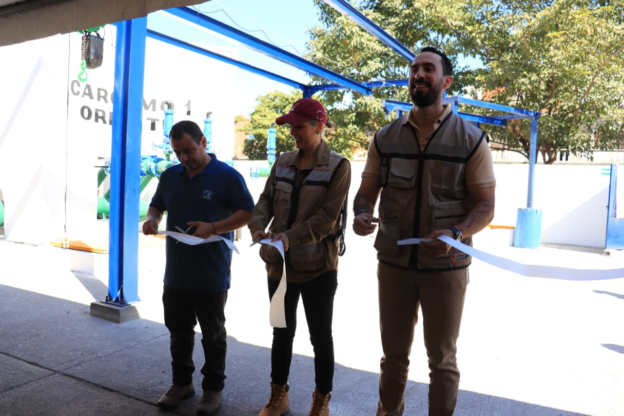 Funcionarios cortando listón de inauguración