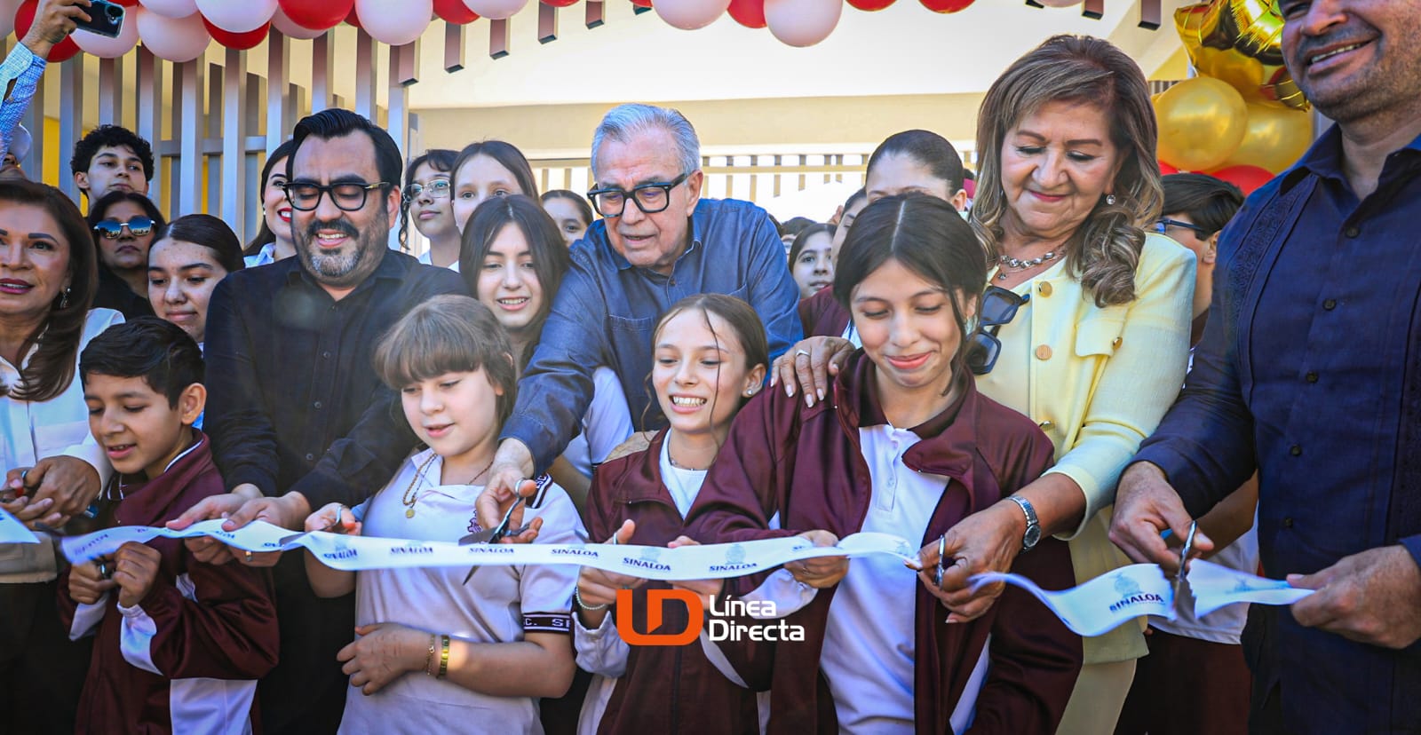 Tere Guerra, Rocha Moya y Juan de Dios junto a alumnos de secundaria cortando un listón