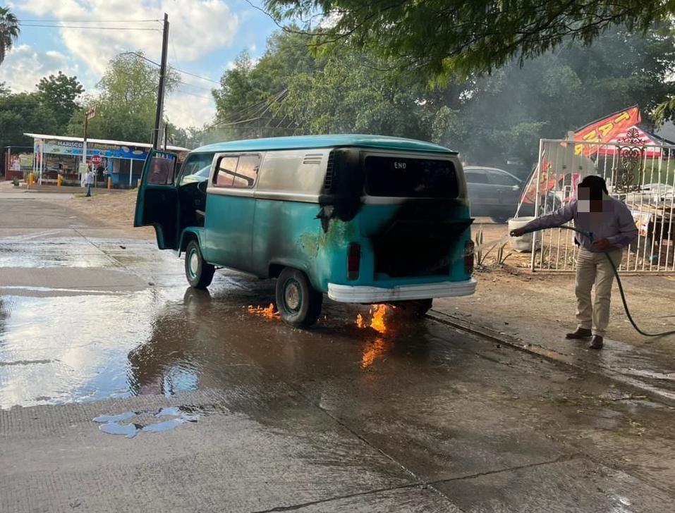 Combi incendiada en Guasave.