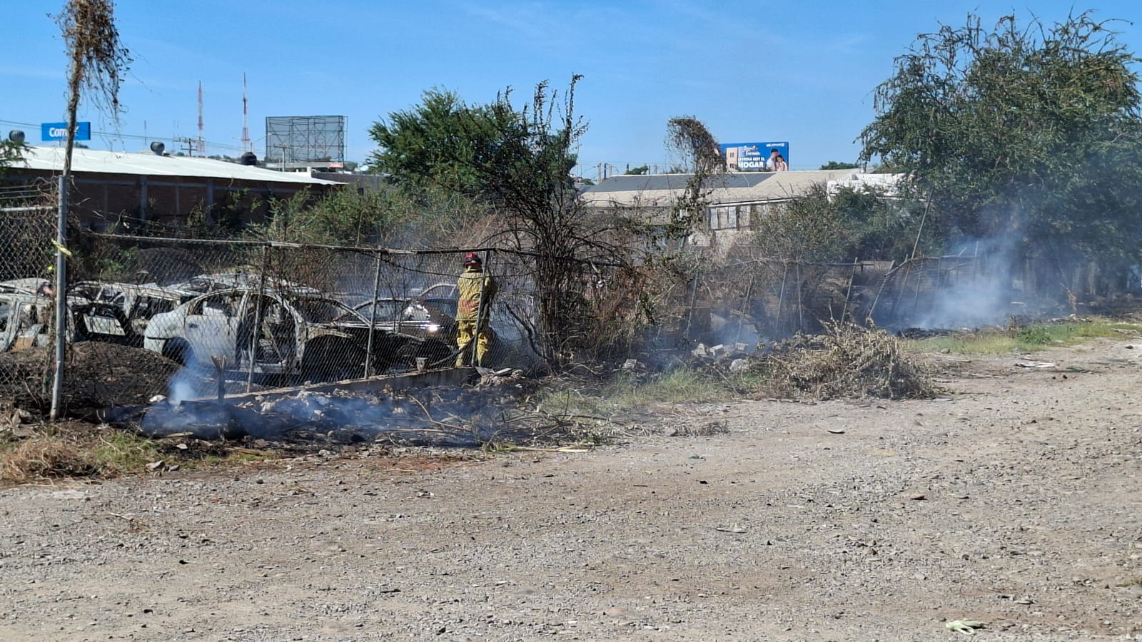 Incendio en yonke de culiacán deja 20 vehículos quemados