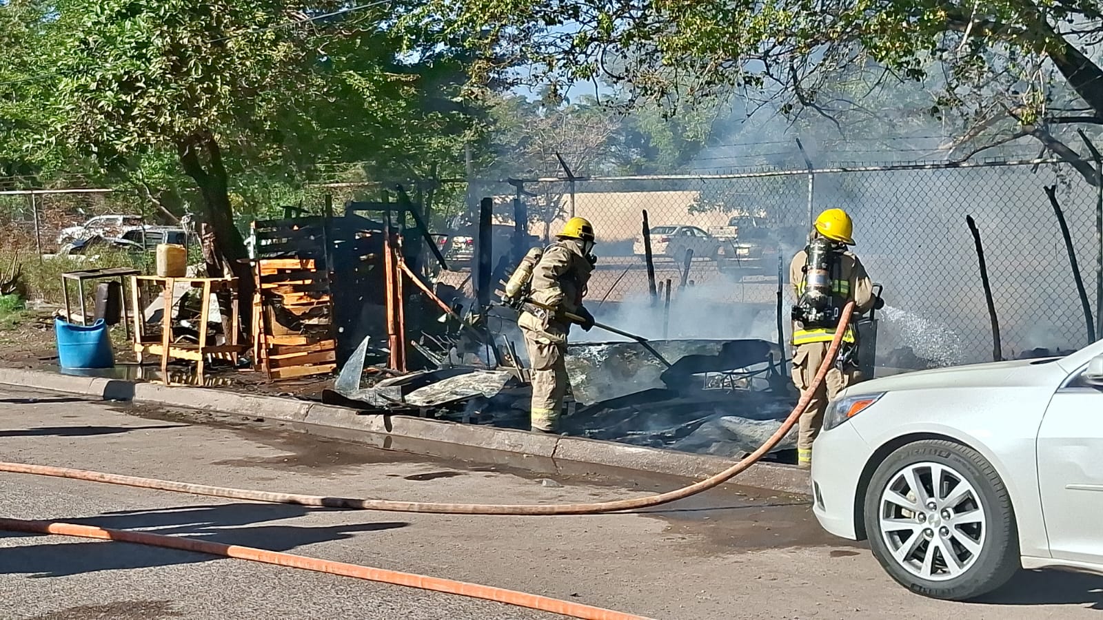 Bomberos apagando un incendio