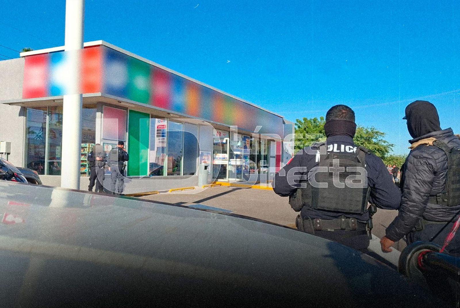 Autoridades de seguridad a las afueras de una tienda de conveniencia