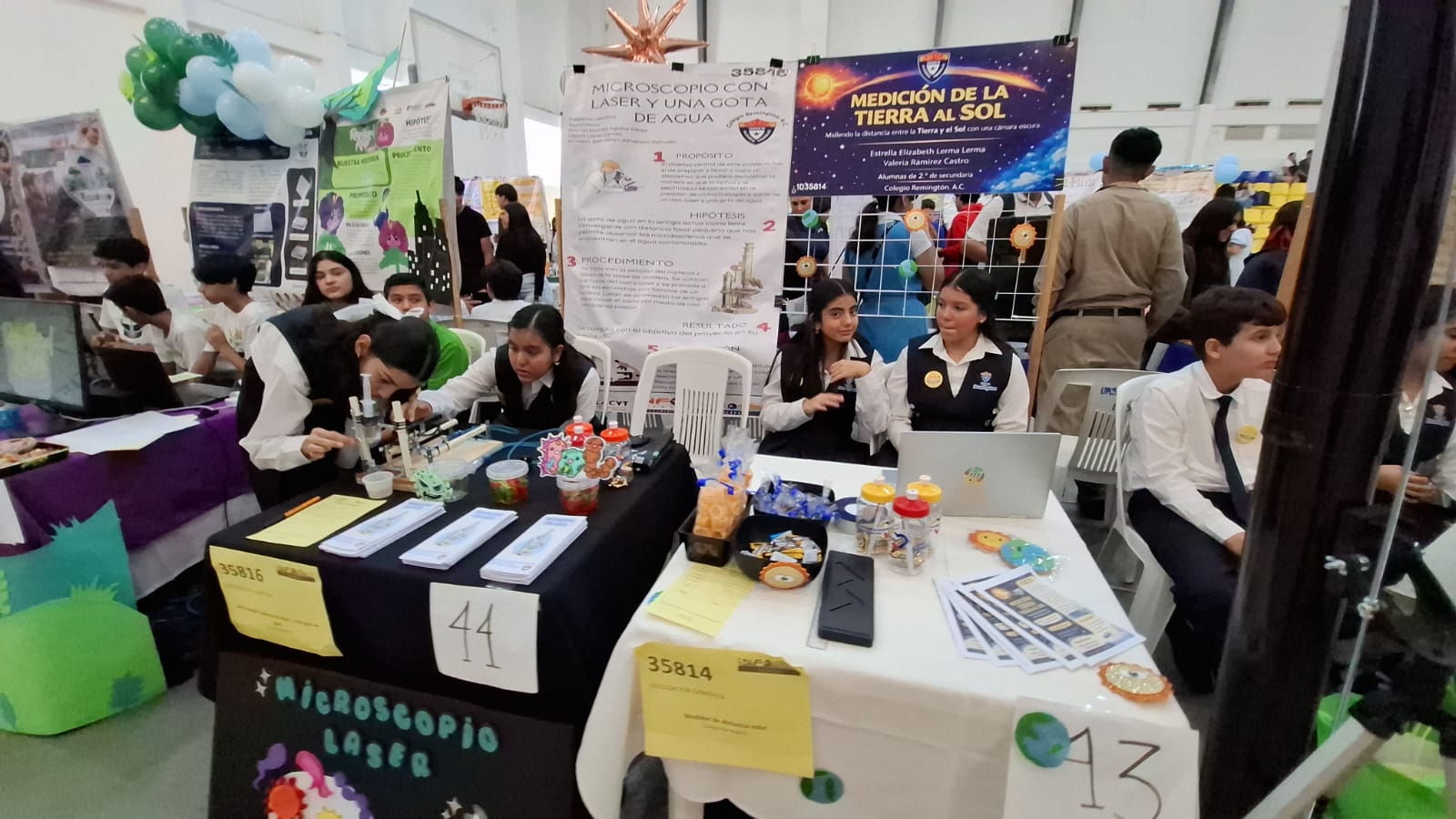 Alumnos presentando sus proyectos en Mazatlán