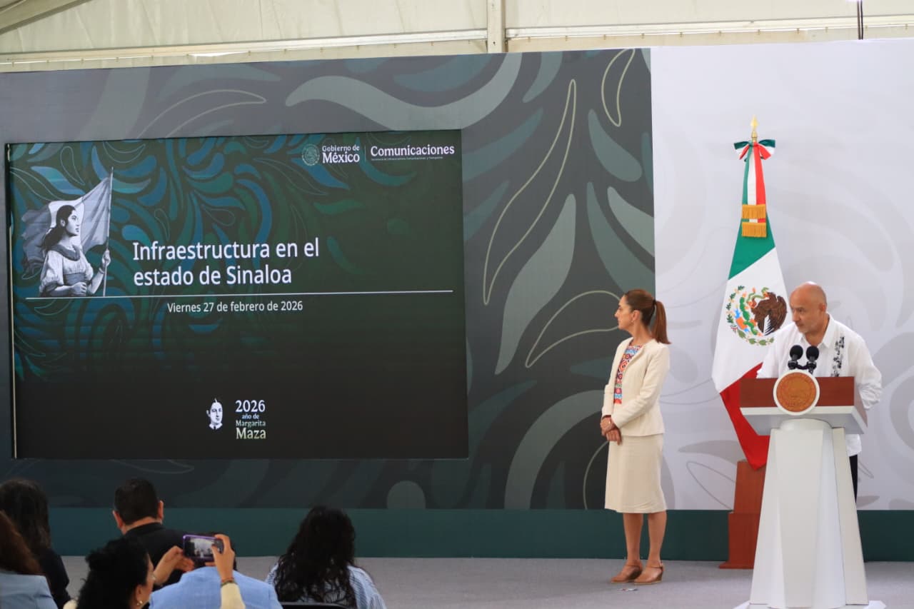 El titular de la Secretaría de Infraestructura, Comunicaciones y Transportes (SICT), Jesús Antonio Esteva Medina y la presidenta de México, Claudia Sheinbaum durante la mañanera del pueblo del 27 de febrero desde Mazatlán, Sinaloa