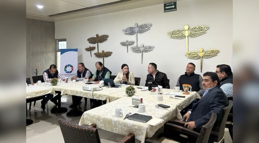 PErsonas sentadas atrás de una mesa en una reunión Intercamaral Guasave