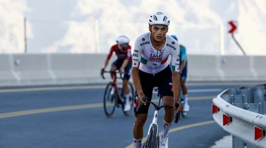 Isaac del Toro en pista de carrera de ciclismo