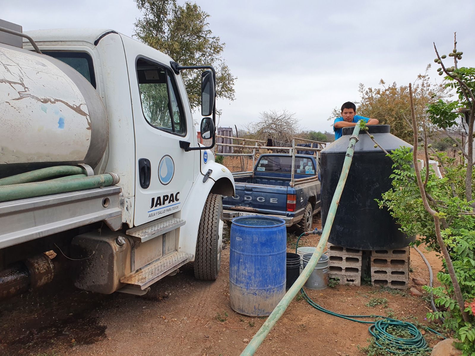 Pipa de la Japac distribuyendo agua en contenedores