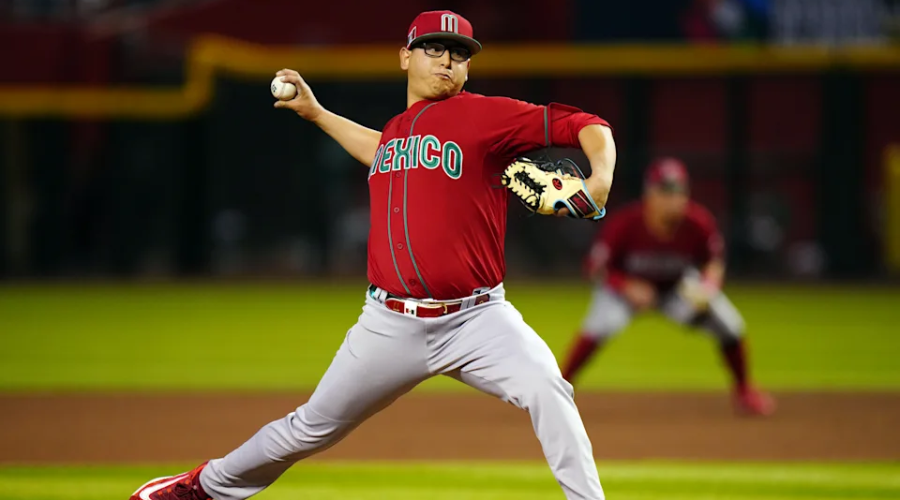 Pitcher realizando un lanzamiento desde la loma