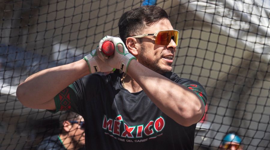 Jugador con lentes y bate de beisbol posicionado para realizar un swing