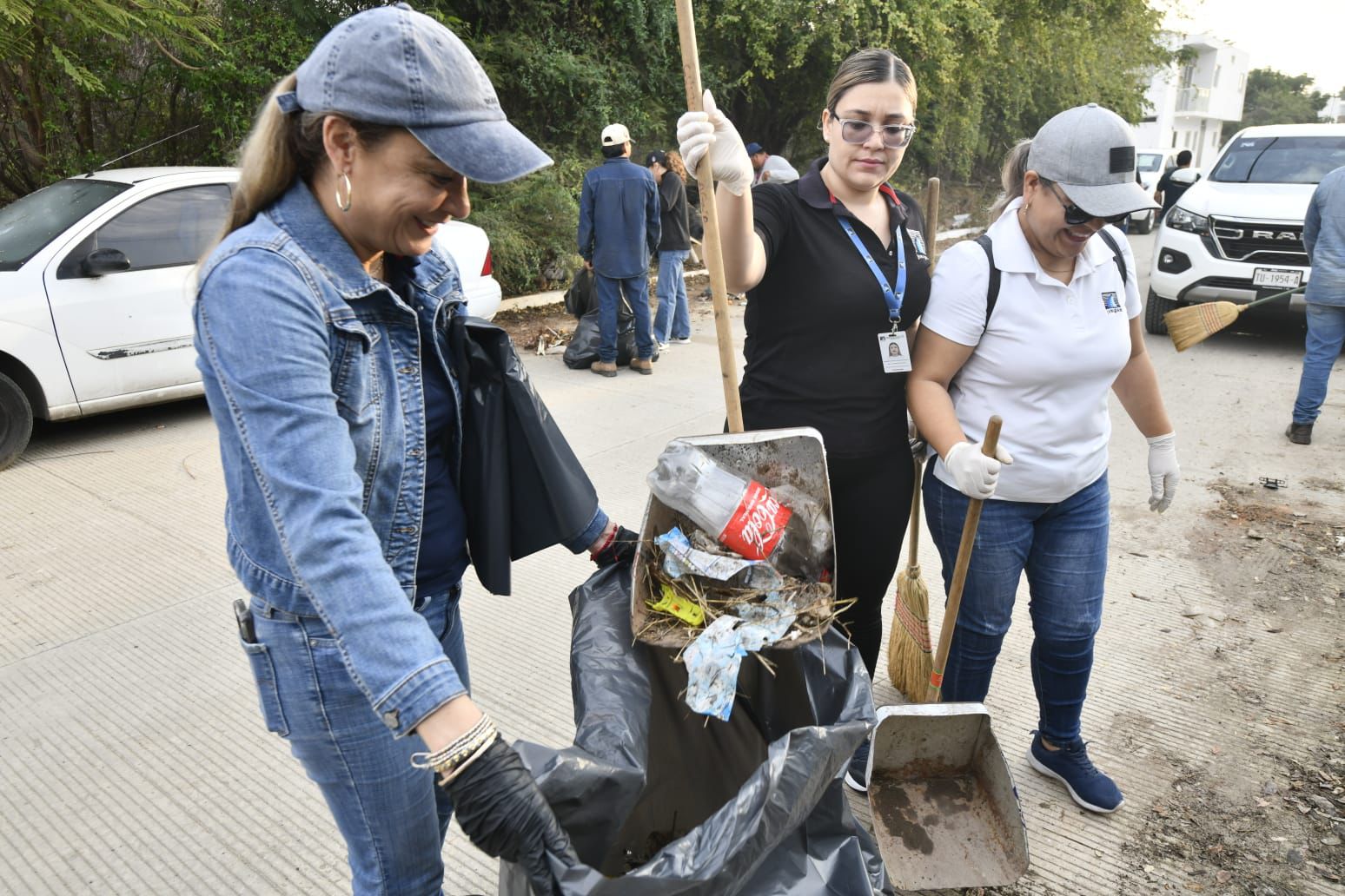 Personas recolectando basura