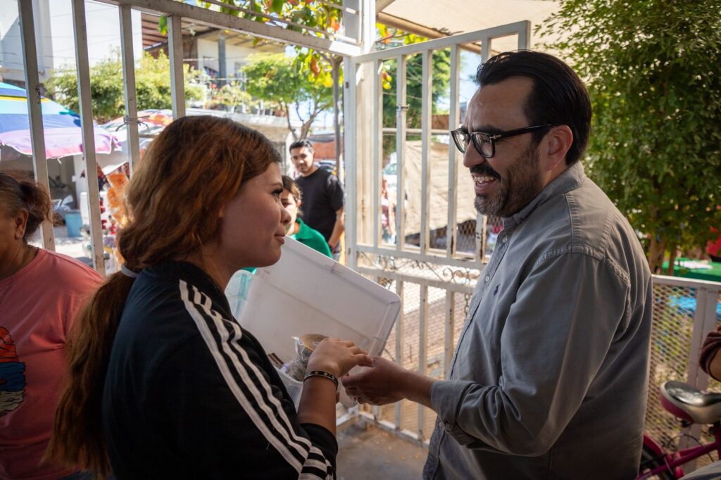 Juan de Dios junto a personas en jornada del Bienestar