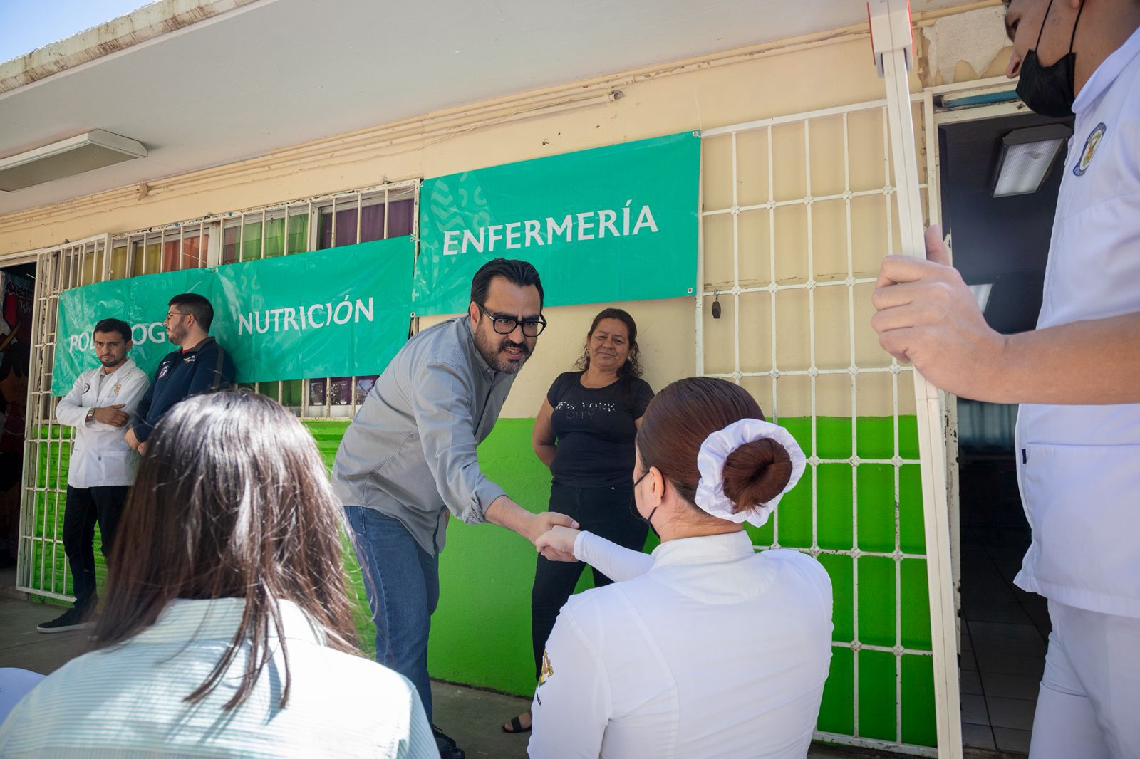 Juan de Dios junto a personas en jornada del Bienestar