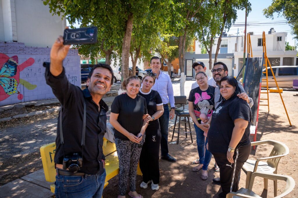 Juan de Dios junto a personas en jornada del Bienestar