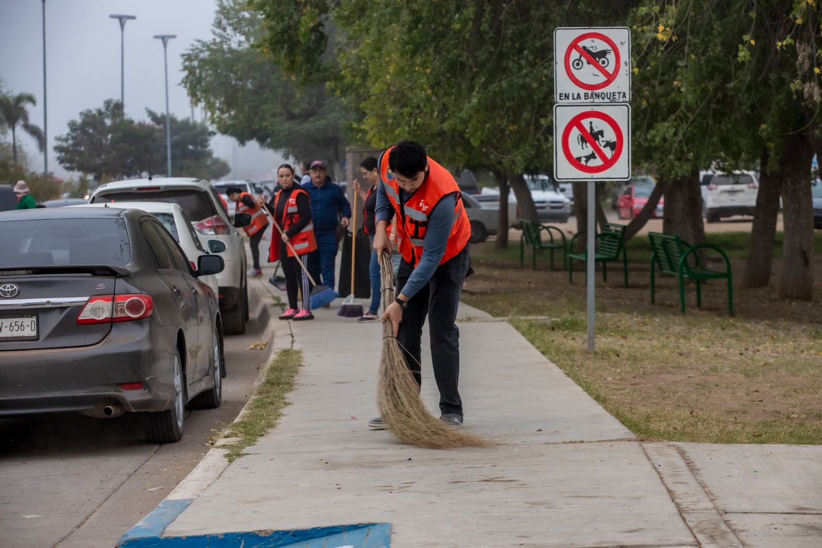Barriendo banqueta