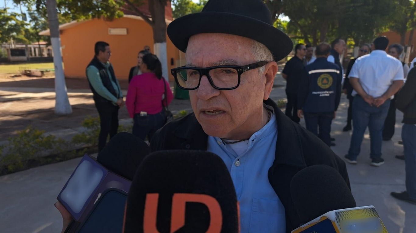 José Cruz Macias Dueñas hablando a micrófonos de noticieros