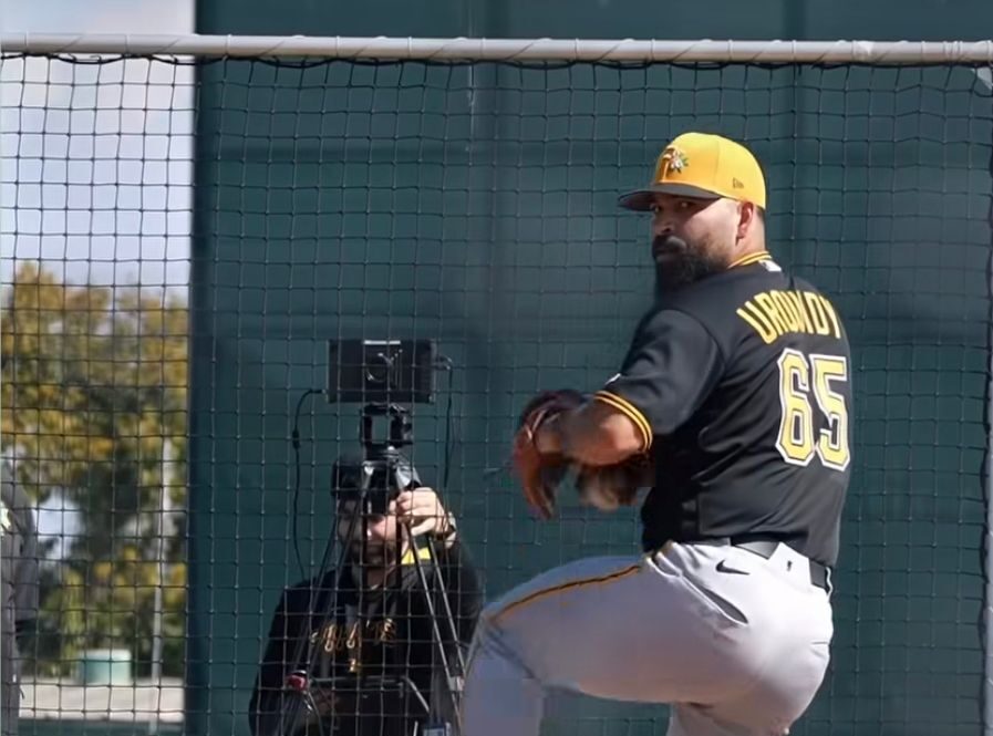 José Luis Urquidy entrenando con los Piratas de Pittsburgh.