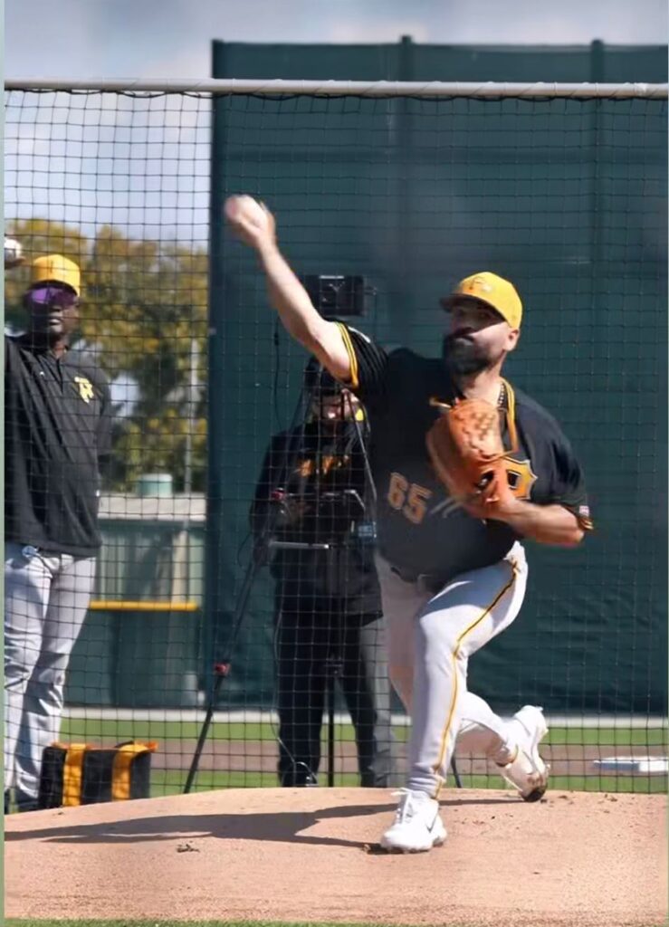José Luis Urquidy entrenando con los Piratas de Pittsburgh.
