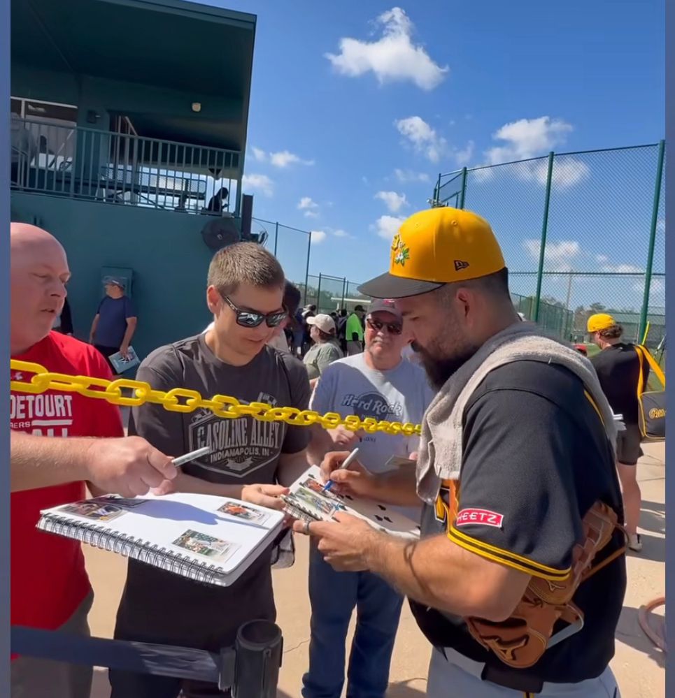 José Luis Urquidy firmando autógrafos para sus fanáticos.
