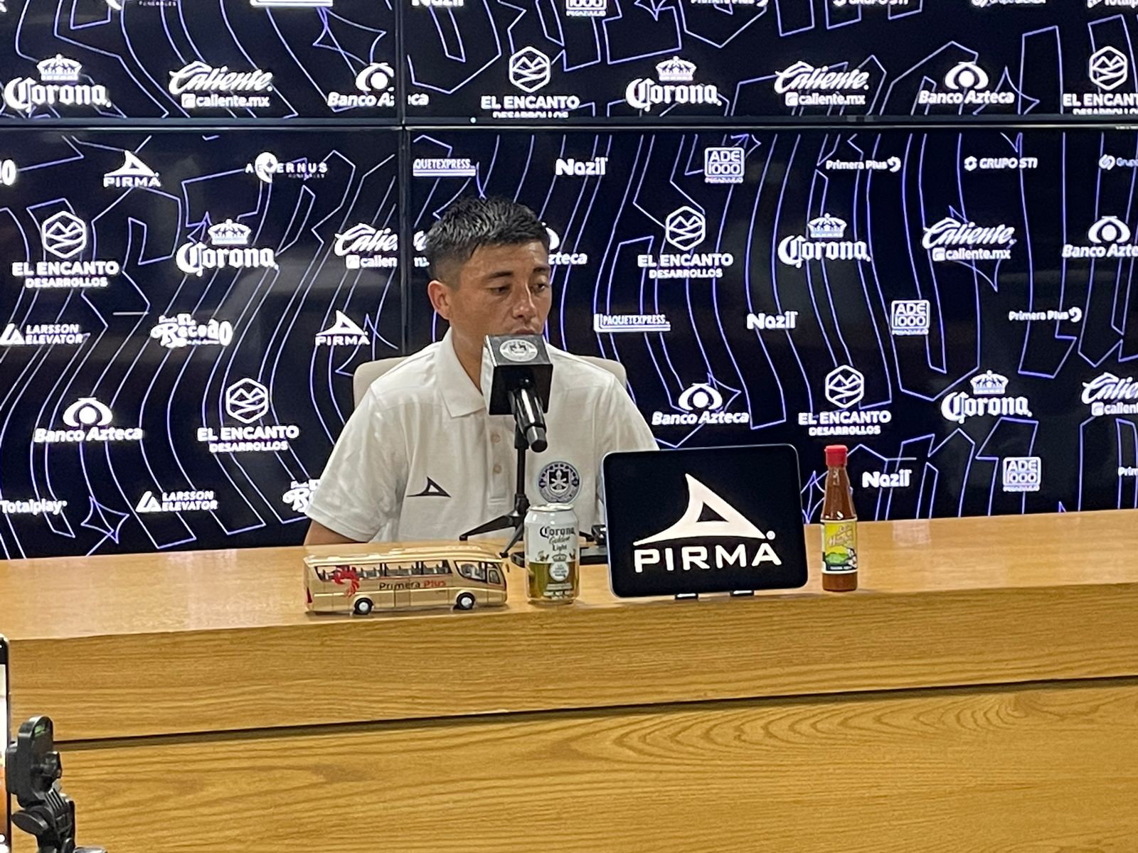 Josué Ovalle en conferencia de prensa
