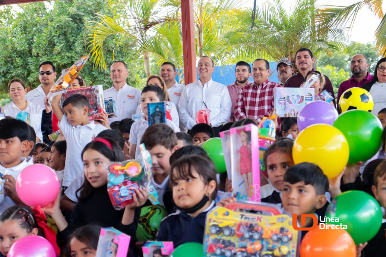 Entrega anual de juguetes por parte de SNTE 53 en el Valle del Carrizo.