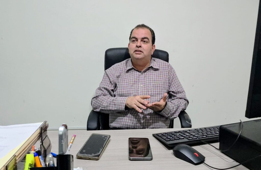Persona sentada atras de un escritorio