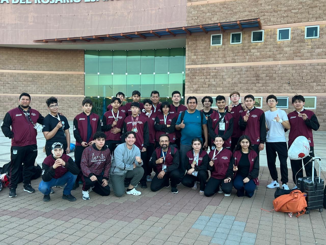 Atletas de Karate representantes de Ahome posando para la foto con medallas