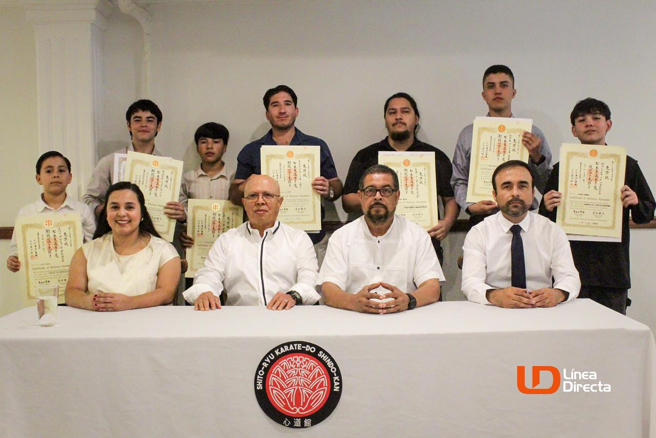 Autoridades de karate Sinaloa y atletas con su reconocimiento posando para la foto
