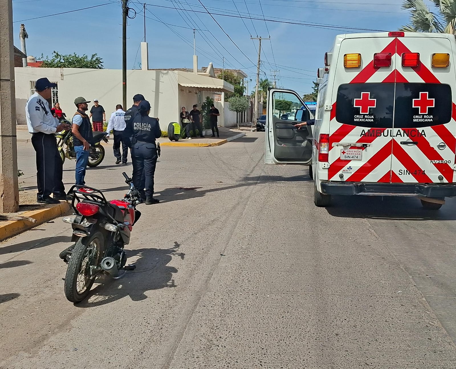Unidad de la Cruz Roja estacionada y elementos realizando apoyo a un herido