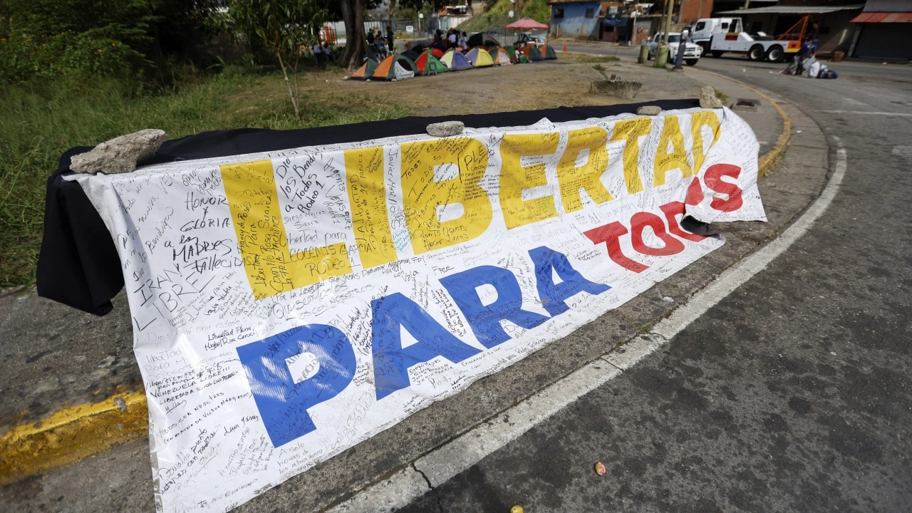 Pancarta que pide liberación de presos polítocos