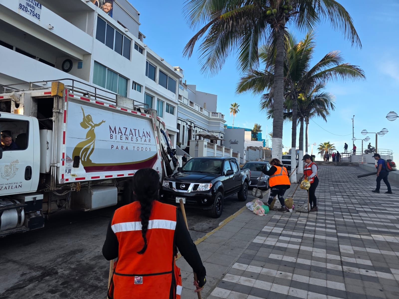 Trabajadores realizando limpieza en zonas de carnaval de Mazatlán