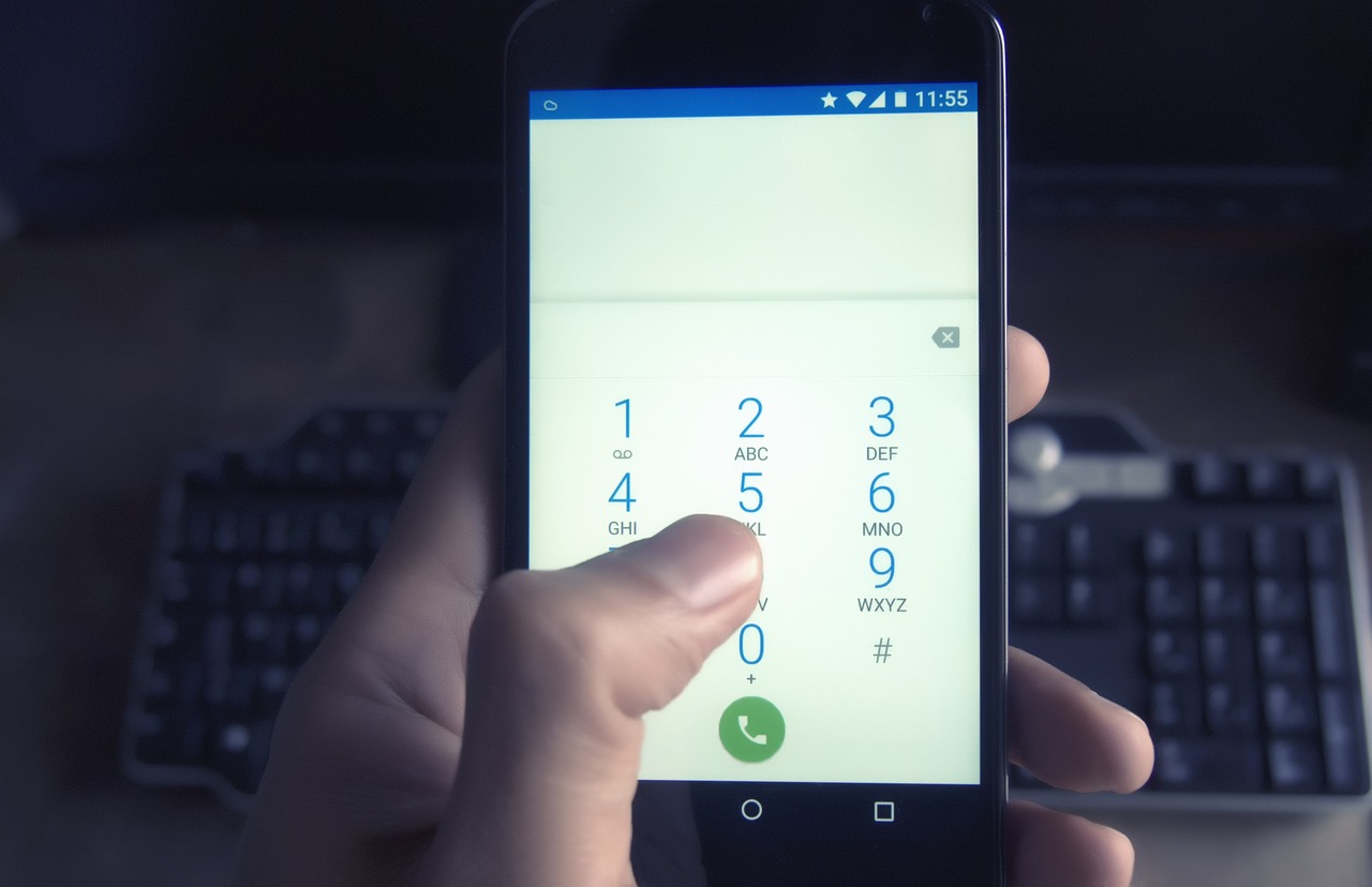 Persona sosteniendo celular y en el apartado de llamada