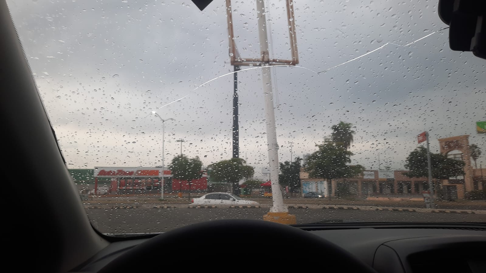 Vidrio de auto con gotas de agua por la lluvia
