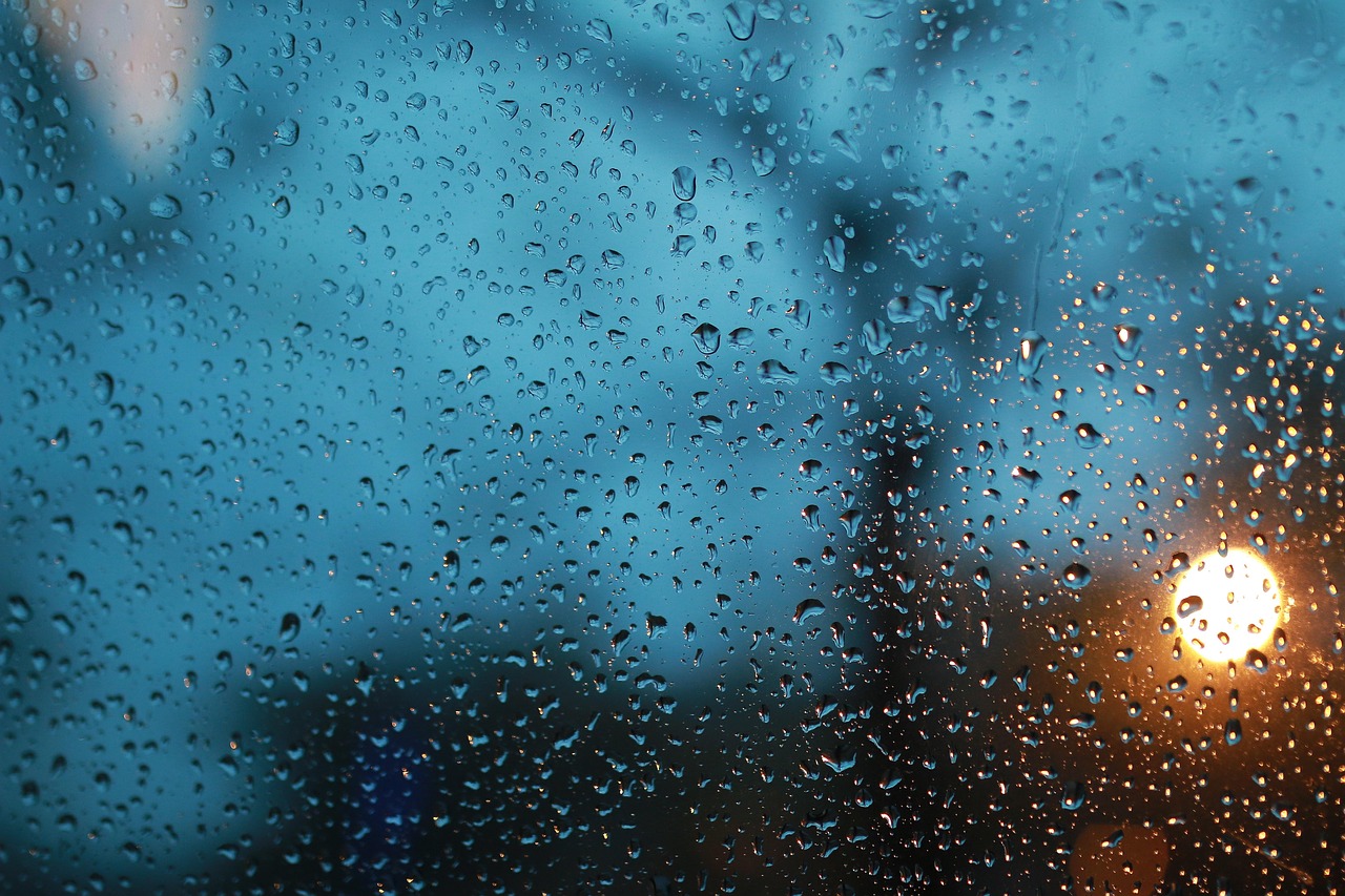 Vidrio de ventana con gotas de agua por la lluvia