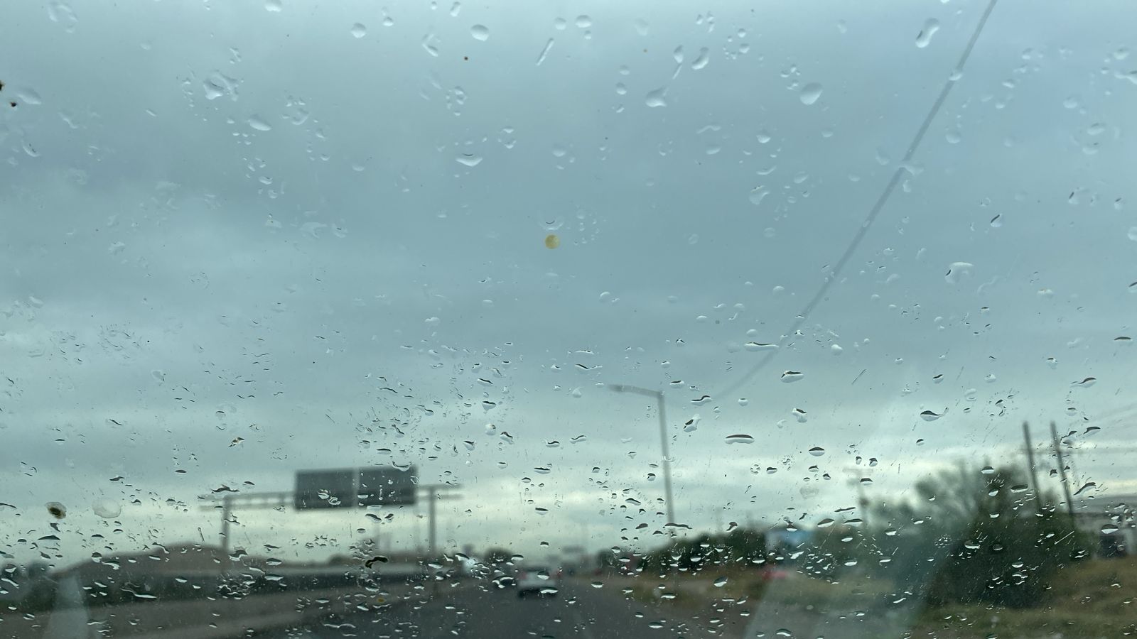 Vidrio de ventana con gotas de agua por la lluvia