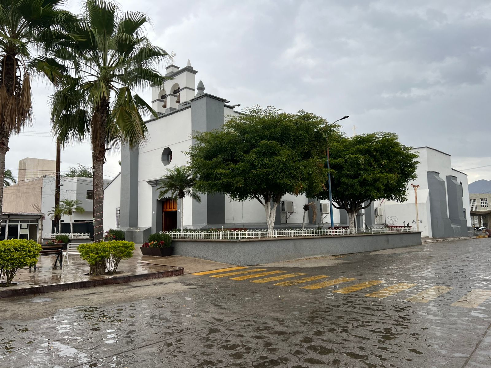 Centro de Choix con cielo nublado y lluvia
