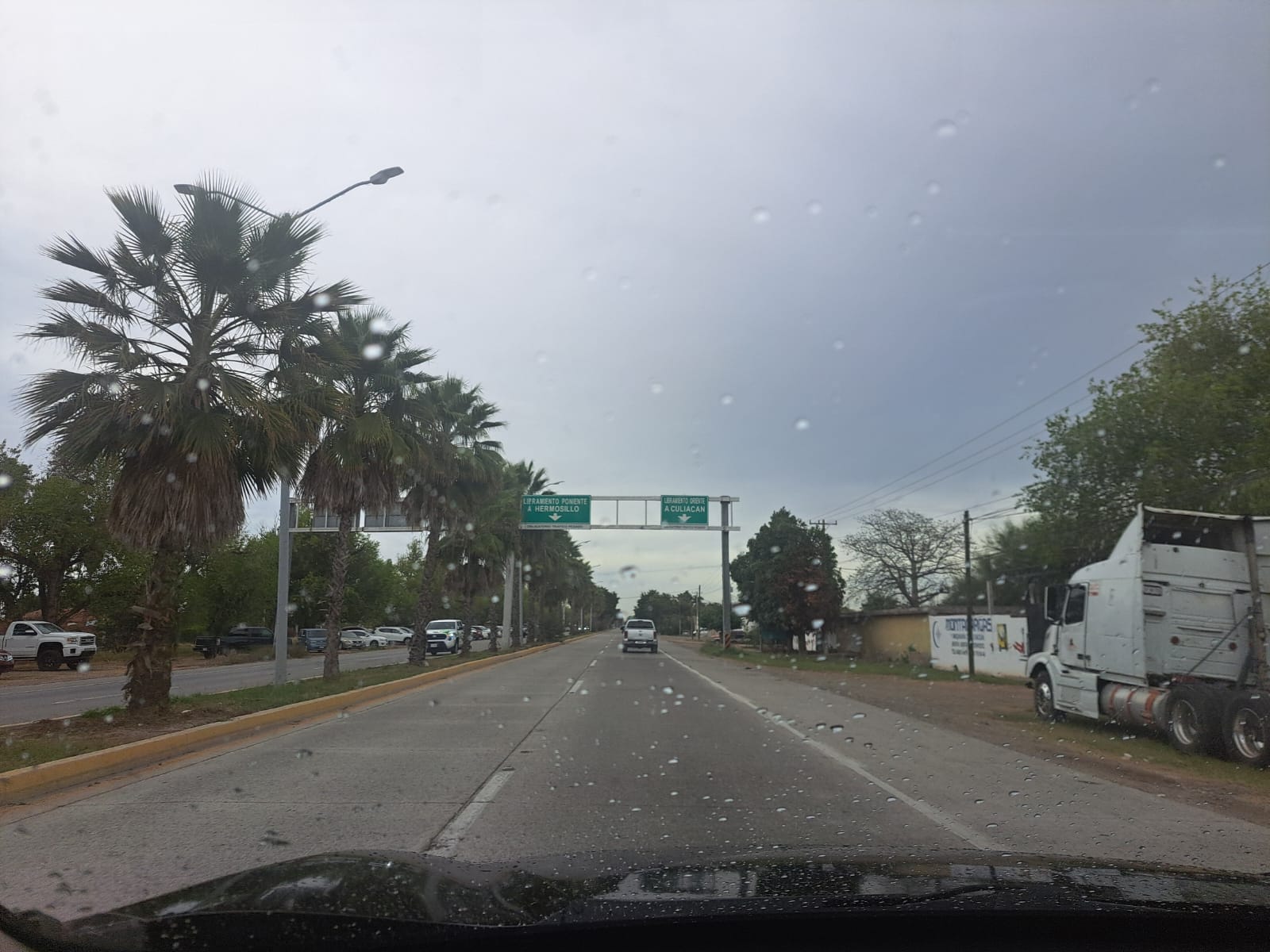 Carretera, cielo nublado y algunas gotas de lluvia cayendo